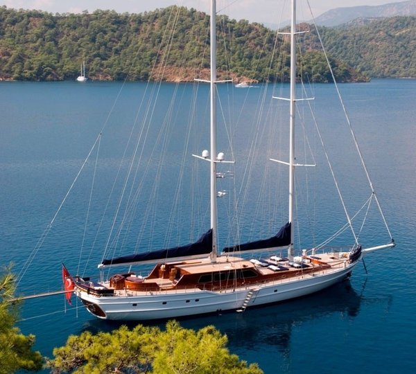 The 43m Yacht HIC SALTA