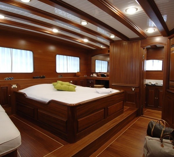 The 43m Yacht HIC SALTA