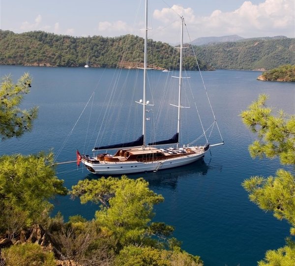 The 43m Yacht HIC SALTA