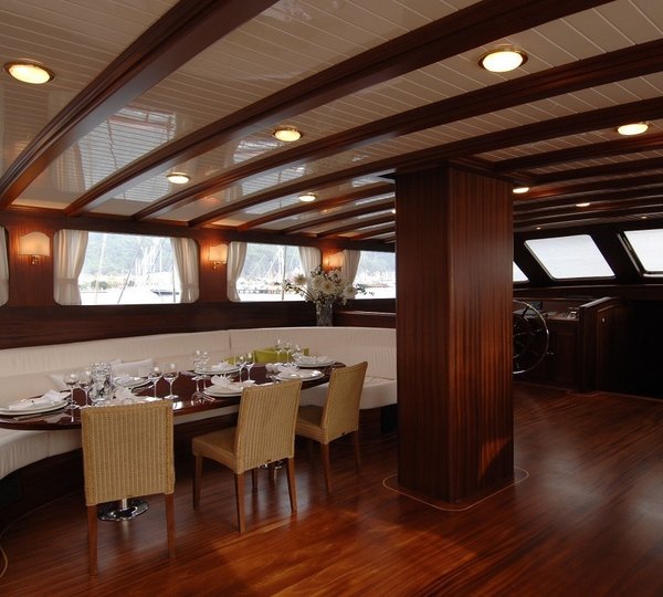 The 43m Yacht HIC SALTA