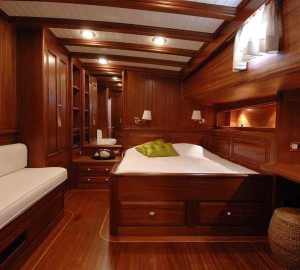 The 43m Yacht HIC SALTA