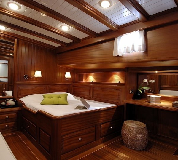 The 43m Yacht HIC SALTA