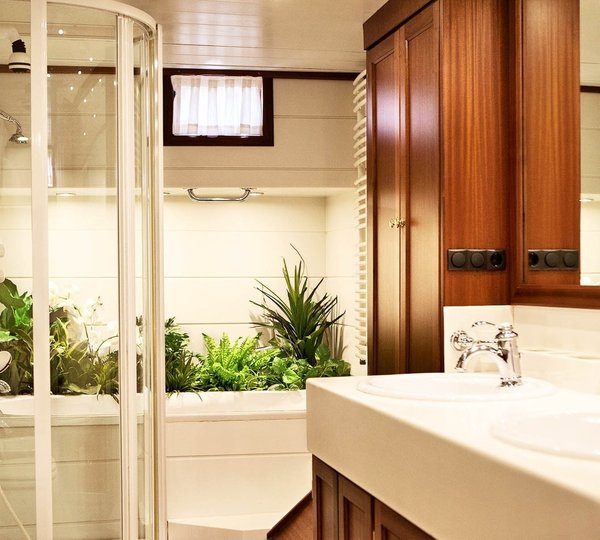Bath On Board Yacht AIGLON