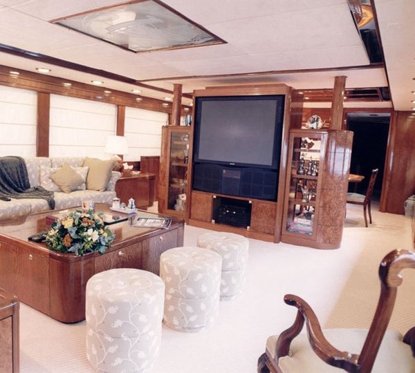 Premier Saloon On Board Yacht WHITE KNIGHT