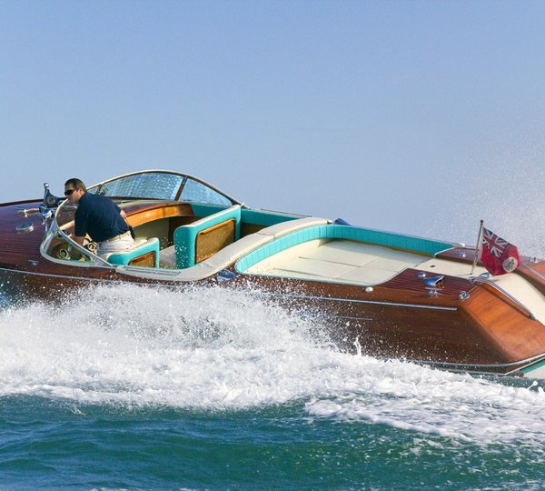 Ship's Tender: Yacht BLUE MOON's Cruising Image