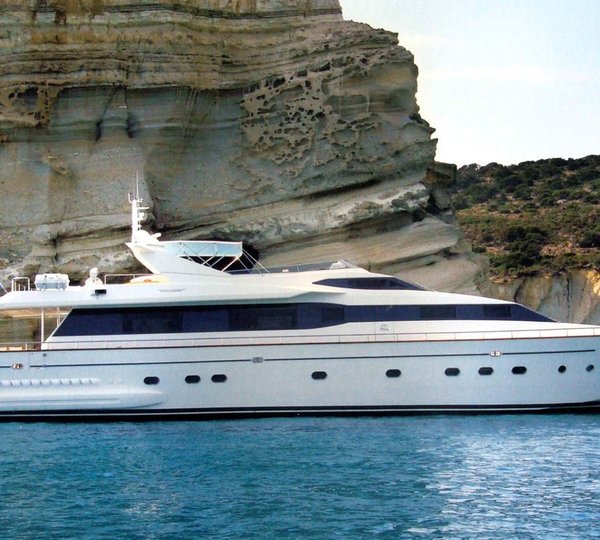 Yacht Pouaro