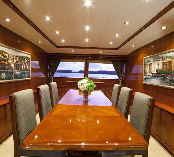 The 32m Yacht OUTTA TOUCH