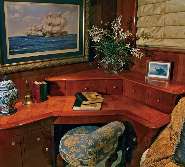 The 32m Yacht OUTTA TOUCH