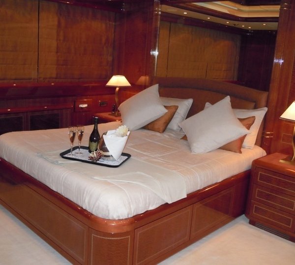 The 33m Yacht GAGAGRIS