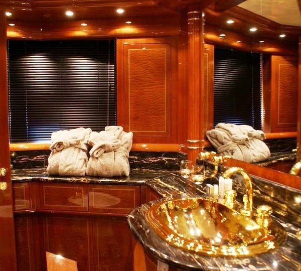 The 33m Yacht GAGAGRIS