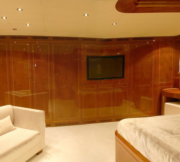 The 33m Yacht GAGAGRIS