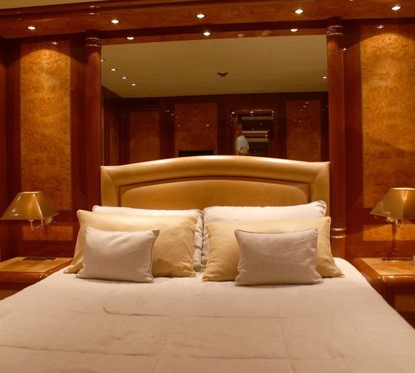 The 33m Yacht GAGAGRIS