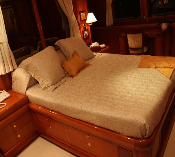 Cabin Aboard Yacht 5 FISHES