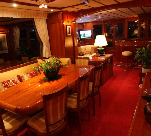 Evening: Yacht 5 FISHES's Eating/dining Saloon Image