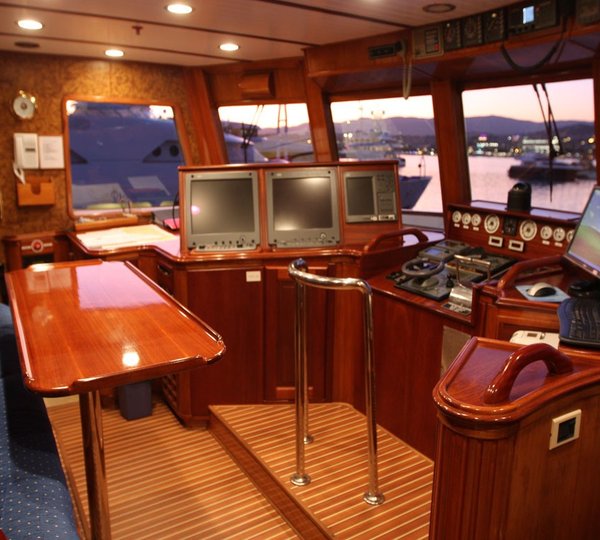 Bridgedeck On Board Yacht 5 FISHES