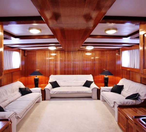 The 35m Yacht BUENA CHICA