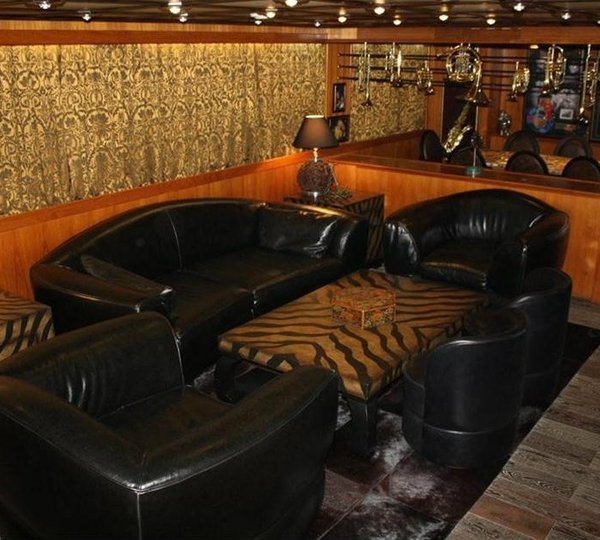 The 35m Yacht MIAMI BLUES