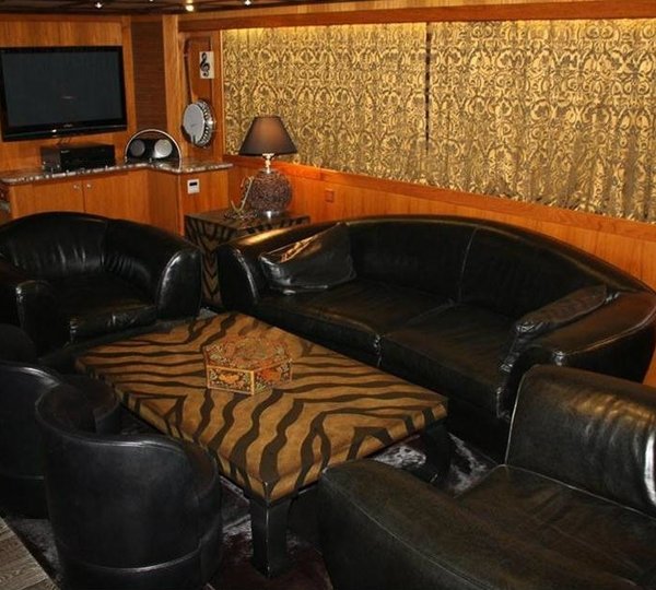 The 35m Yacht MIAMI BLUES