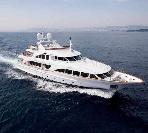 Cruising On Yacht WILD THYME