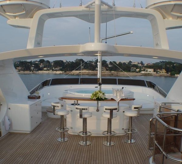 Drinks Bar: Yacht WILD THYME's Sun Deck Captured