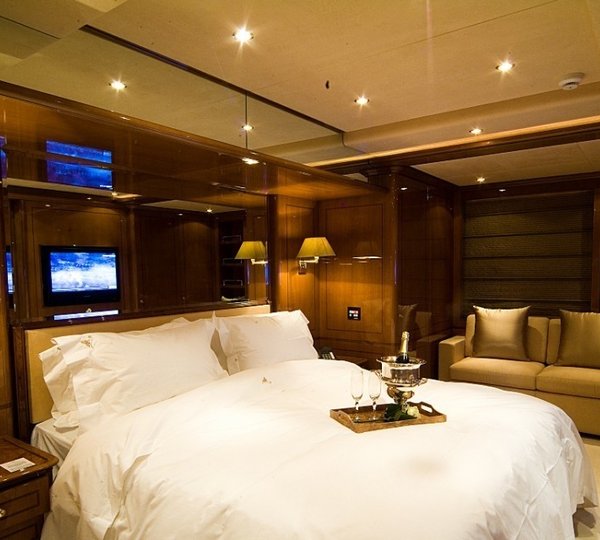 The 27m Yacht FARFALLINA