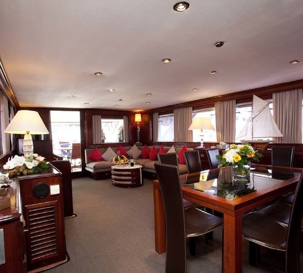 The 30m Yacht LADY ROXANNE