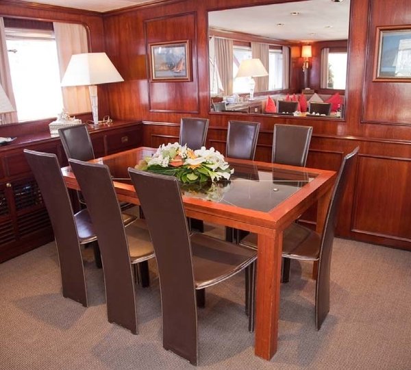 The 30m Yacht LADY ROXANNE