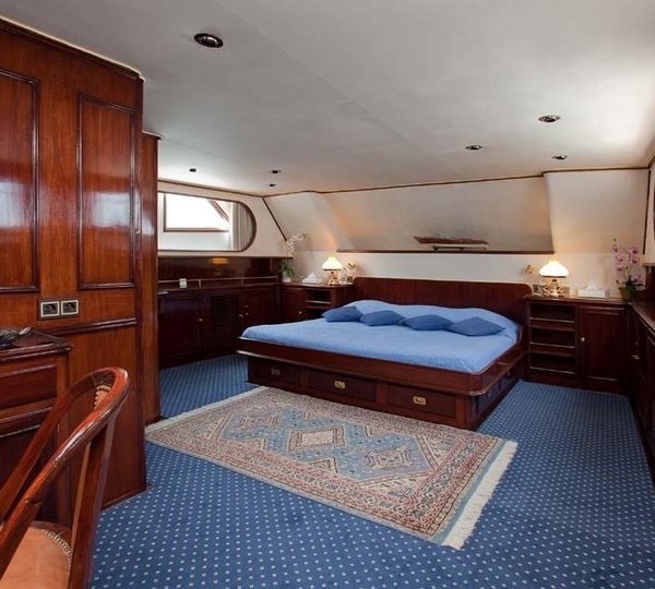 The 30m Yacht LADY ROXANNE