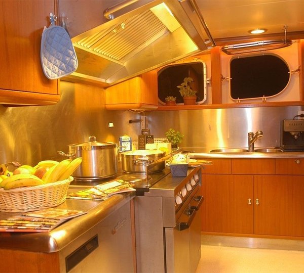 The 32m Yacht EVNIKE