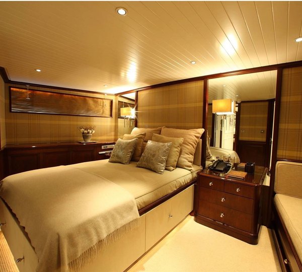 The 33m Yacht IL ODYSSEY