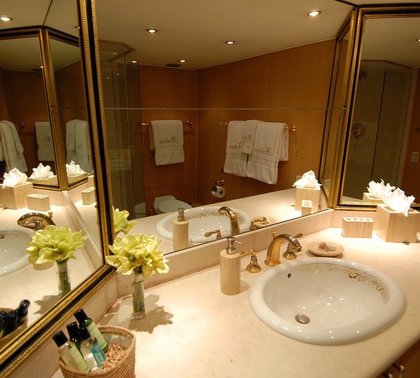 The 33m Yacht KALEEN