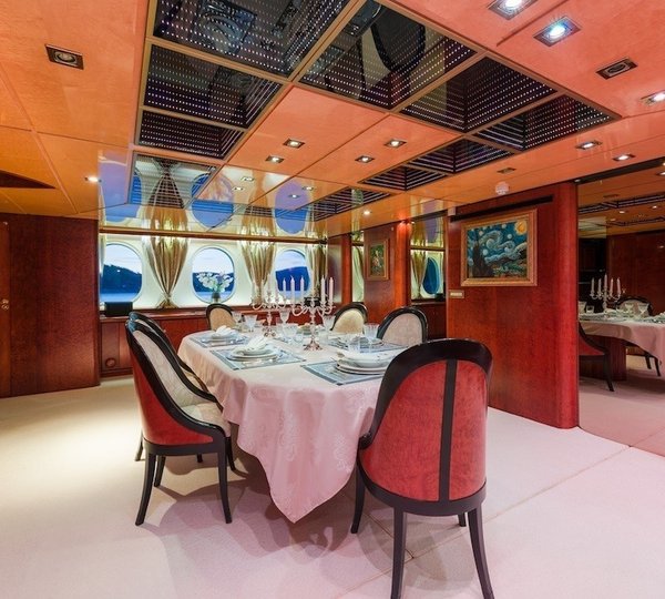 The 33m Yacht LADY SUNSHINE