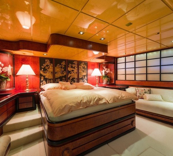 The 33m Yacht LADY SUNSHINE