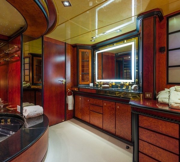 The 33m Yacht LADY SUNSHINE