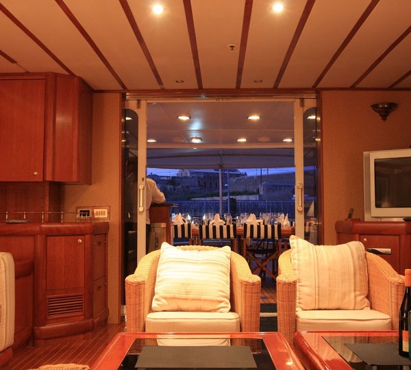 Aspect Outdoor: Yacht 5 FISHES's Saloon Captured