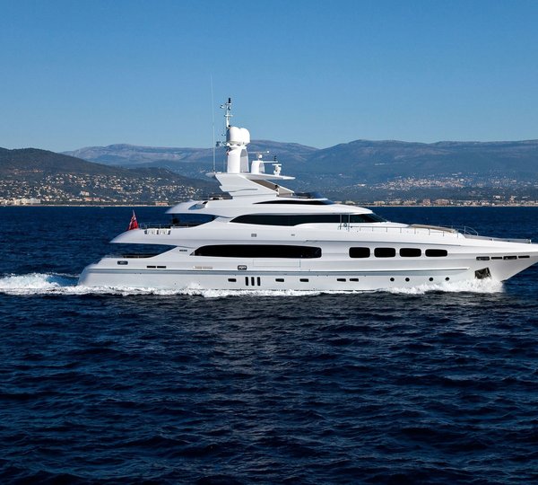 Overview: Yacht MANIFIQ's Cruising Captured