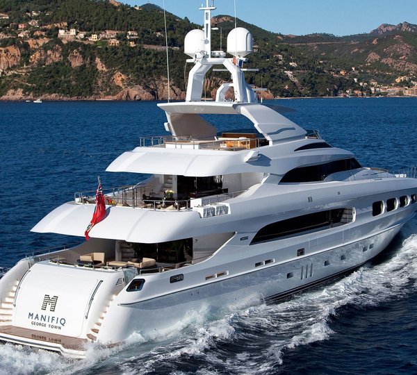 Cruising On Board Yacht MANIFIQ