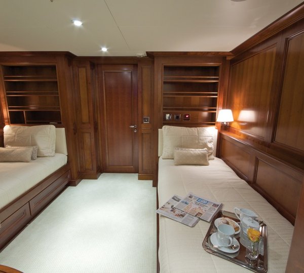 Twin Bed Cabin Aboard Yacht YOU &AMP; ME