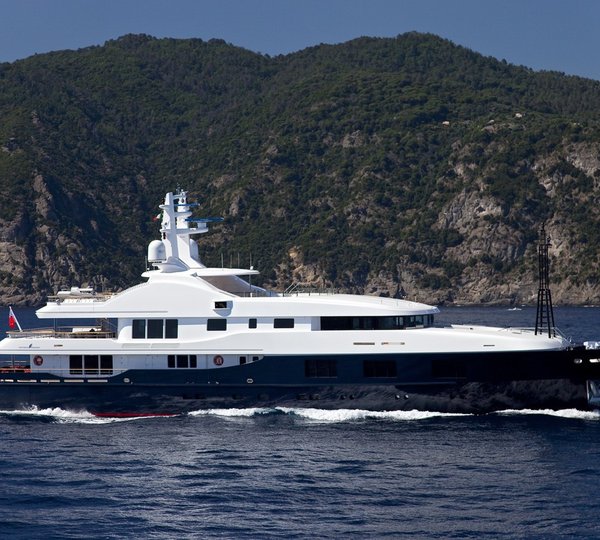 Profile Aspect: Yacht BARAKA's Cruising Photograph