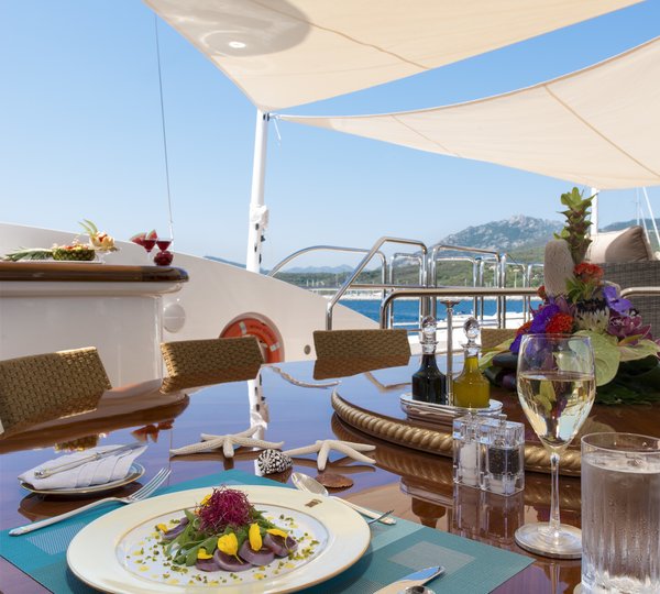 alfresco dining set up