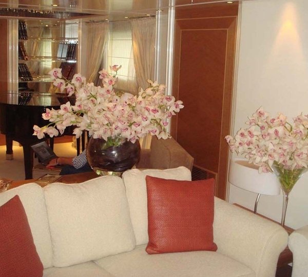 Premier Saloon Aboard Yacht ELEGANT 007