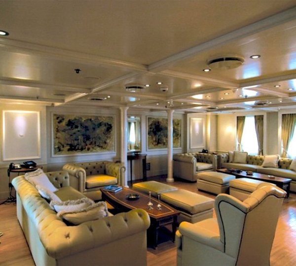 Saloon Aboard Yacht ELEGANT 007