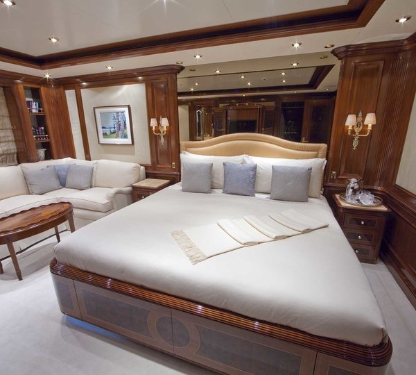 Forward Aspect: Yacht TITANIA's Guest's Cabin Image