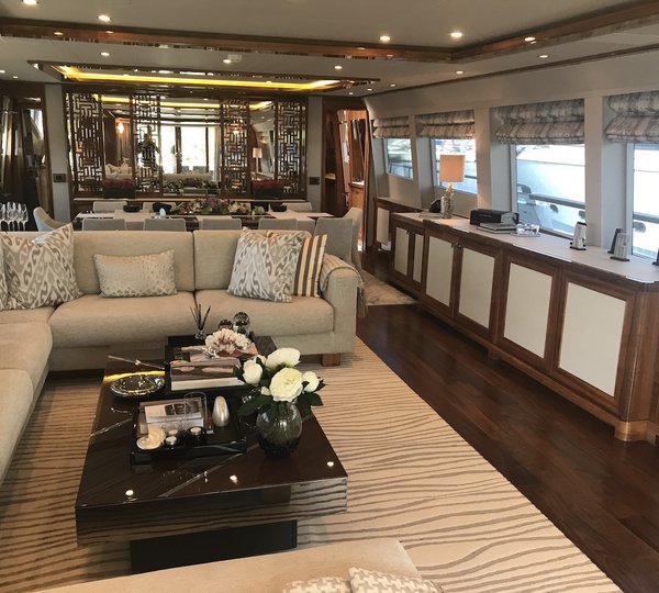 Saloon With Coffee Table