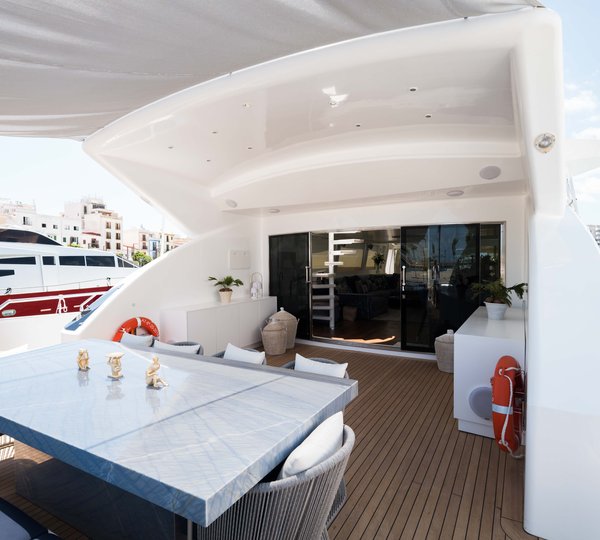 Aft Deck With Shade