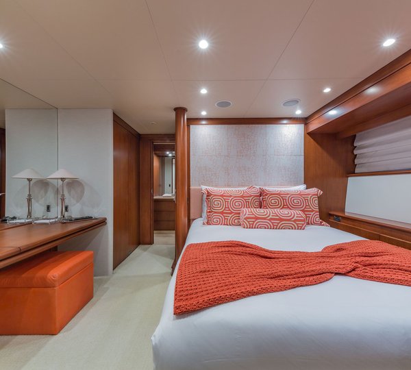 Queen guest cabin