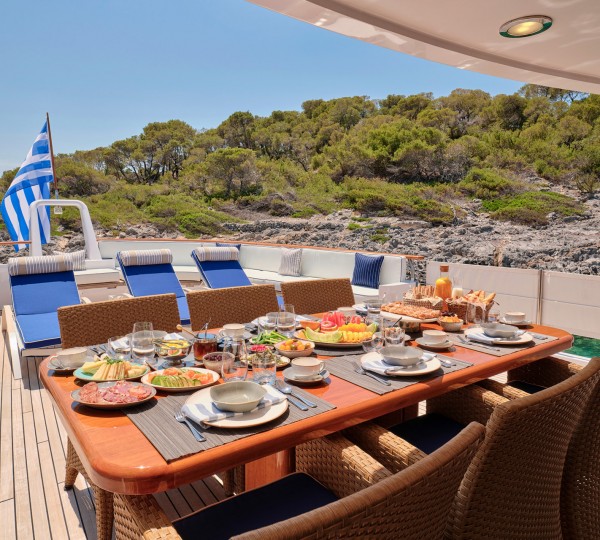 Upper deck al fresco dining