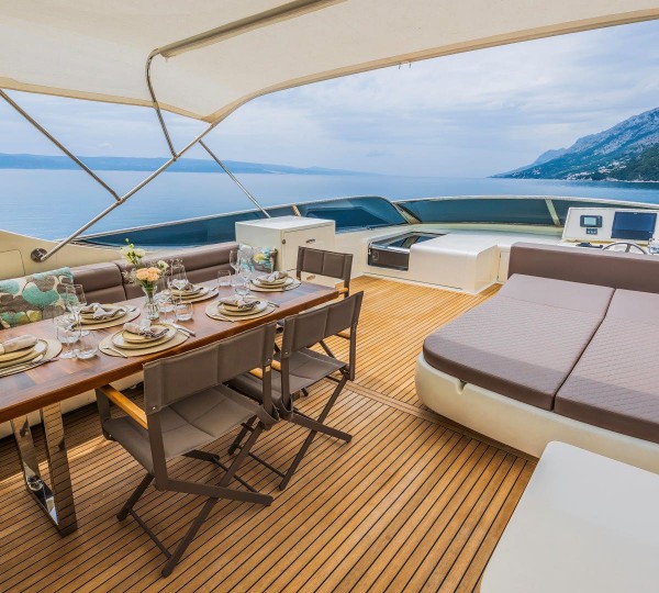 Flybridge Dining And Sun Bed