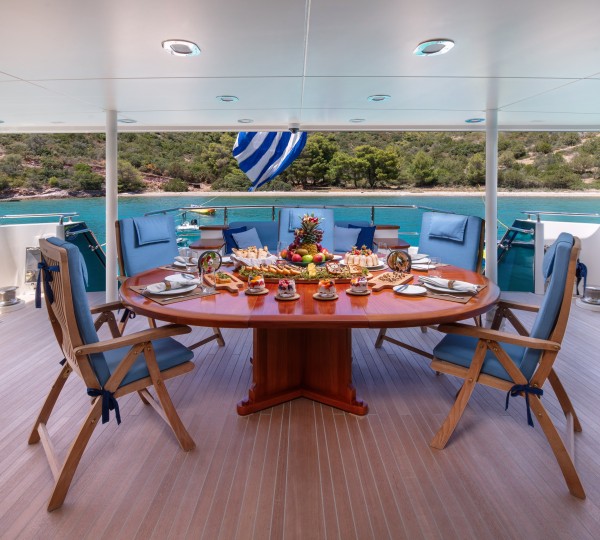 Alfresco dining main deck