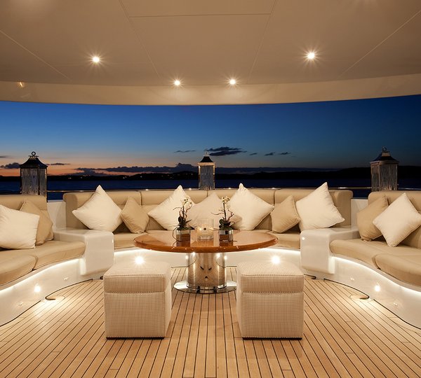 BLIND DATE Exterior Lifestyle